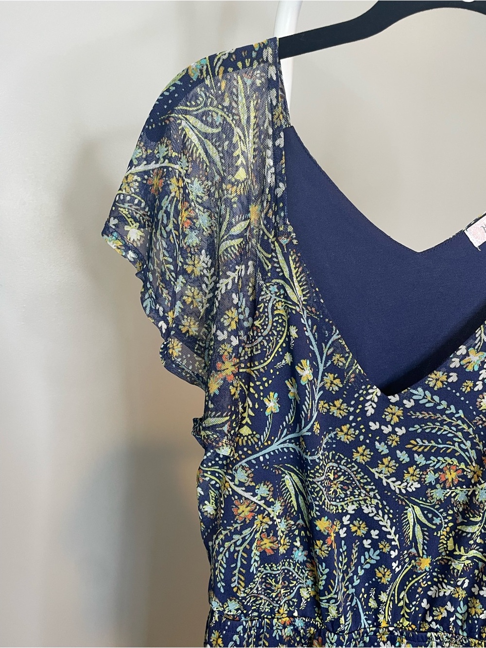 Harlow & Rose Navy Paisley Midi Dress with V-Neck and Flutter Sleeves - Medium - Picture 3 of 5